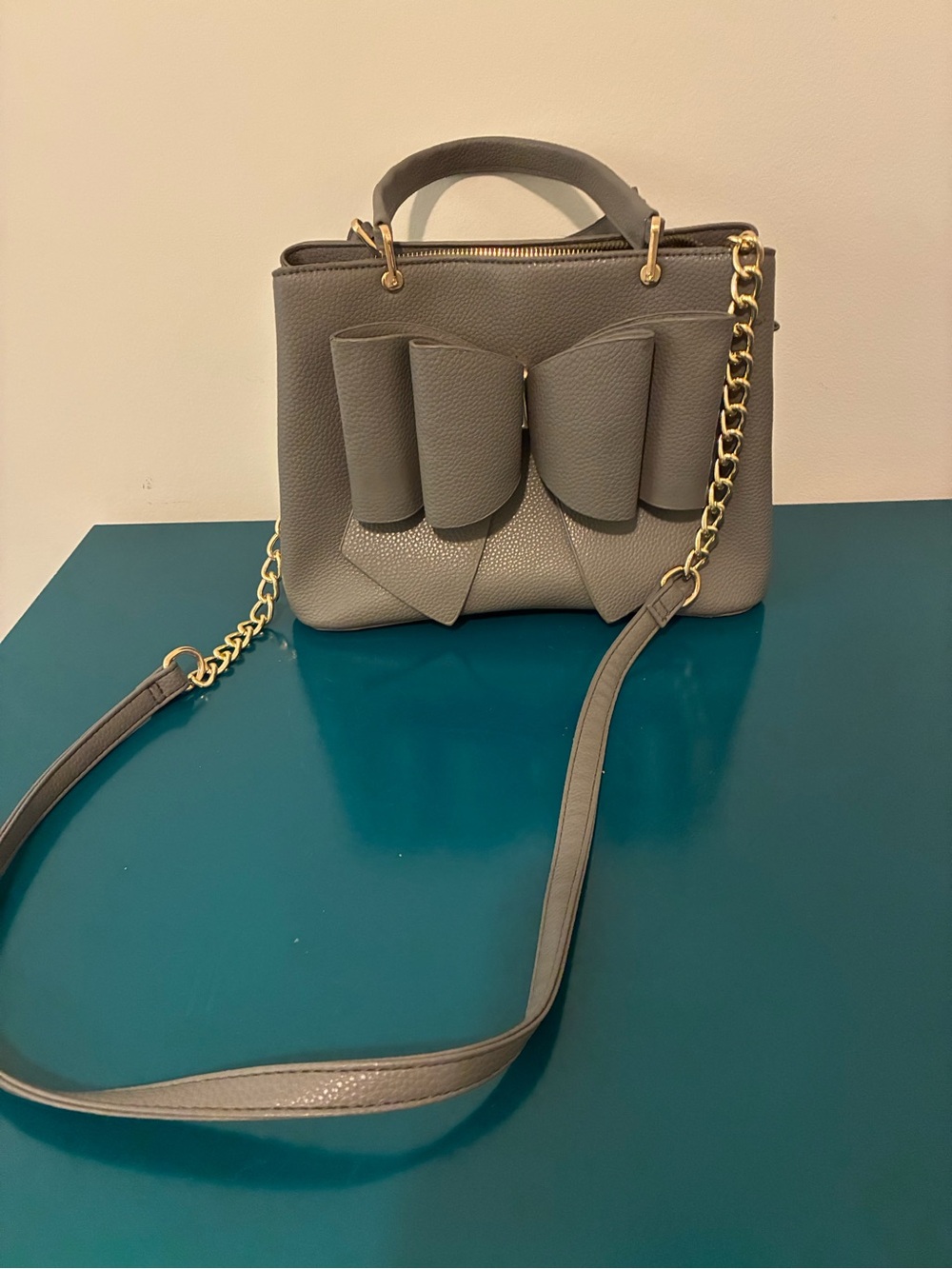Gray Leather Bow Accent Crossbody Handbag with Gold Chain
